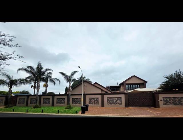 8 BEDROOM HOUSE FOR SALE IN GLEN MARAIS
